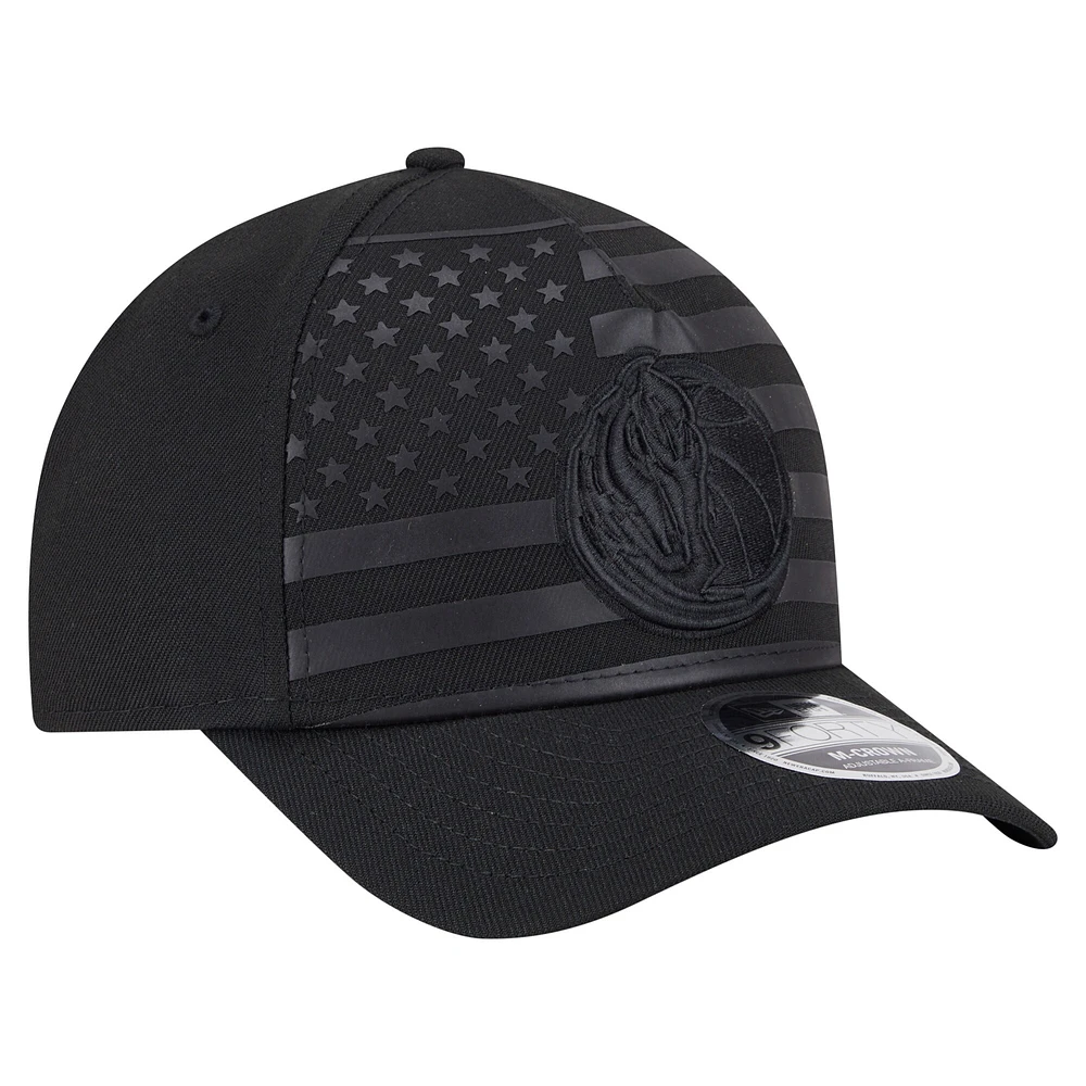 Casquette ajustable A-Frame 9FORTY noire pour homme avec drapeau du jour de match des Dallas Mavericks de New Era