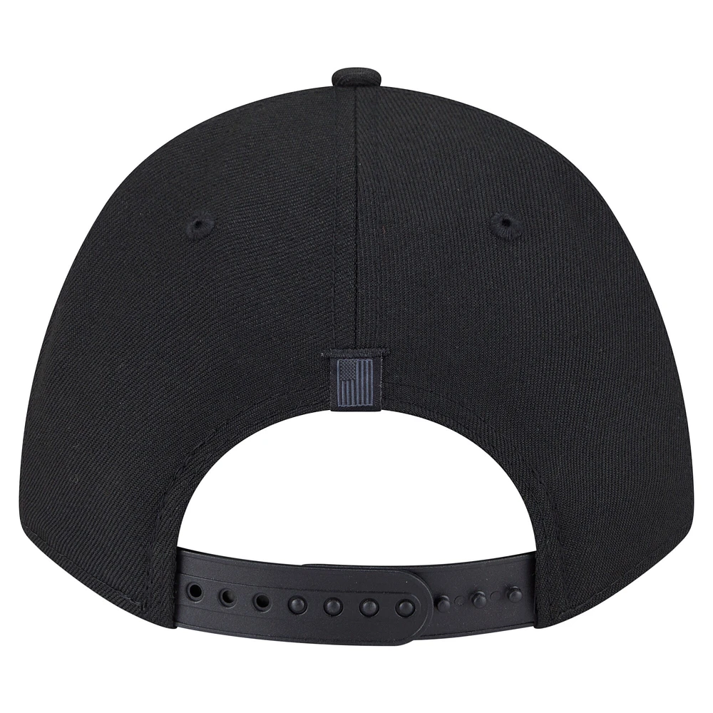 Casquette ajustable A-Frame 9FORTY noire pour homme avec drapeau du jour de match des Dallas Mavericks de New Era