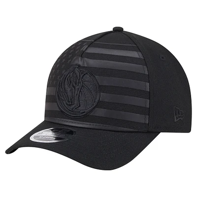 Casquette ajustable A-Frame 9FORTY noire pour homme avec drapeau du jour de match des Dallas Mavericks de New Era