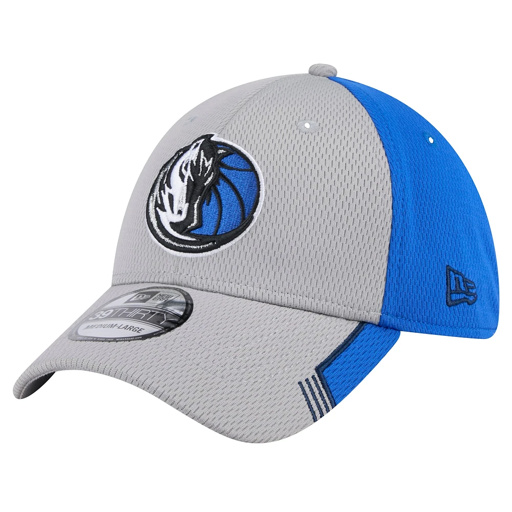 Casquette 39THIRTY Flex Active Trim gris/bleu pour homme des Dallas Mavericks de New Era