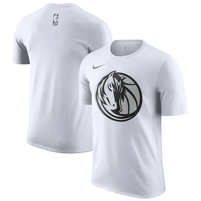 T-shirt Nike blanc Dallas Mavericks City Edition Essential Logo pour homme 2024/25