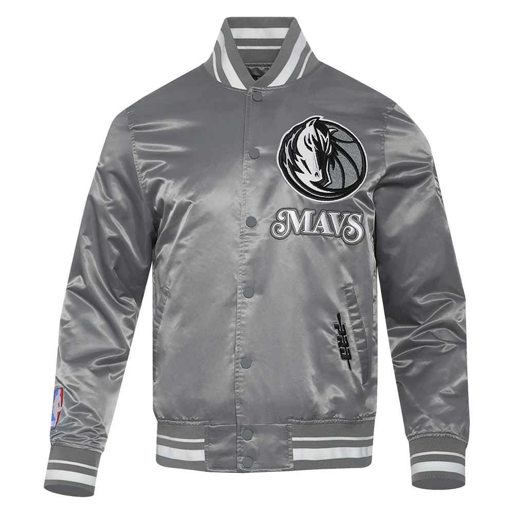 Veste en satin chenille avec appliques Dallas Mavericks City Edition 2024/25 pour homme Pro Standard gris