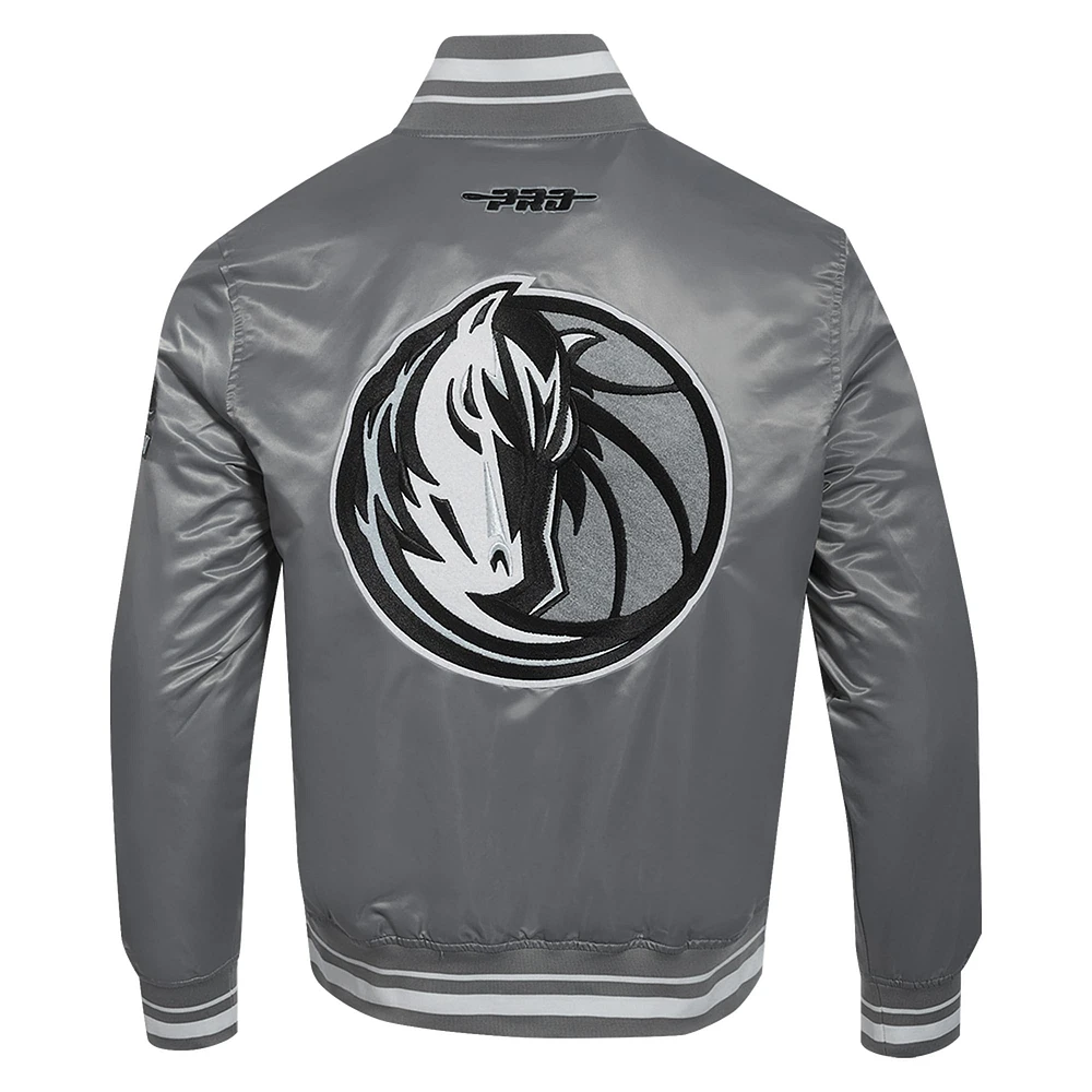 Veste en satin chenille avec appliques Dallas Mavericks City Edition 2024/25 pour homme Pro Standard gris