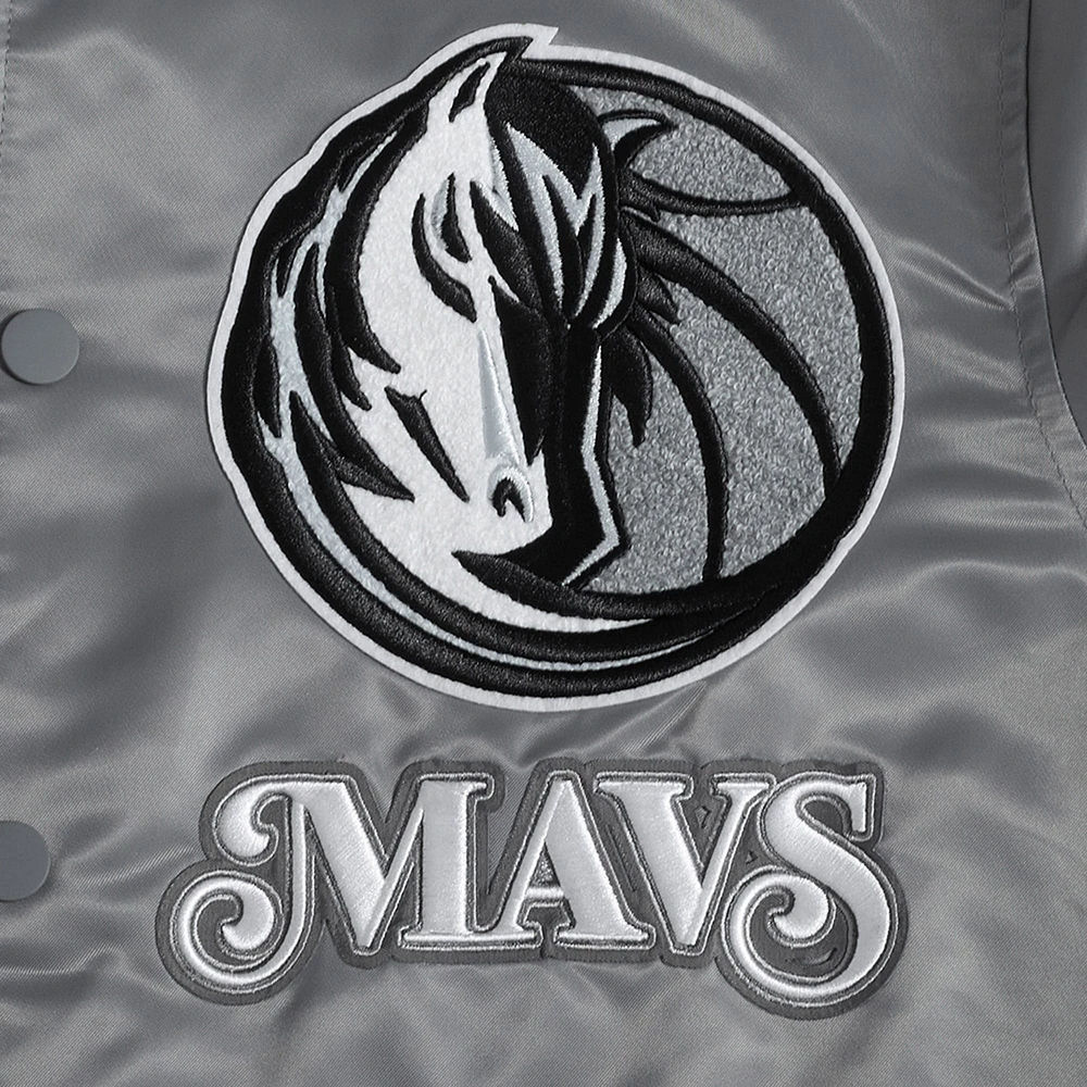 Veste en satin chenille avec appliques Dallas Mavericks City Edition 2024/25 pour homme Pro Standard gris