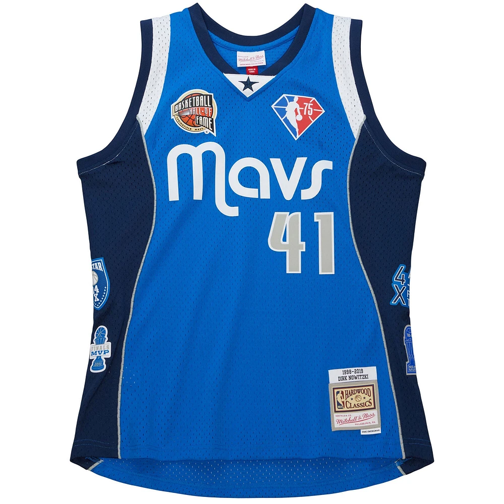 Unisexe Mitchell & Ness Dirk Nowitzki Blue Dallas Mavericks Hall of Fame Classe de 2023 Maillot Swingman Throwback