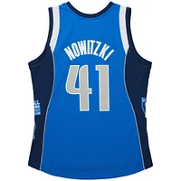 Unisexe Mitchell & Ness Dirk Nowitzki Blue Dallas Mavericks Hall of Fame Classe de 2023 Maillot Swingman Throwback