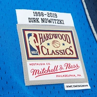 Unisexe Mitchell & Ness Dirk Nowitzki Blue Dallas Mavericks Hall of Fame Classe de 2023 Maillot Swingman Throwback