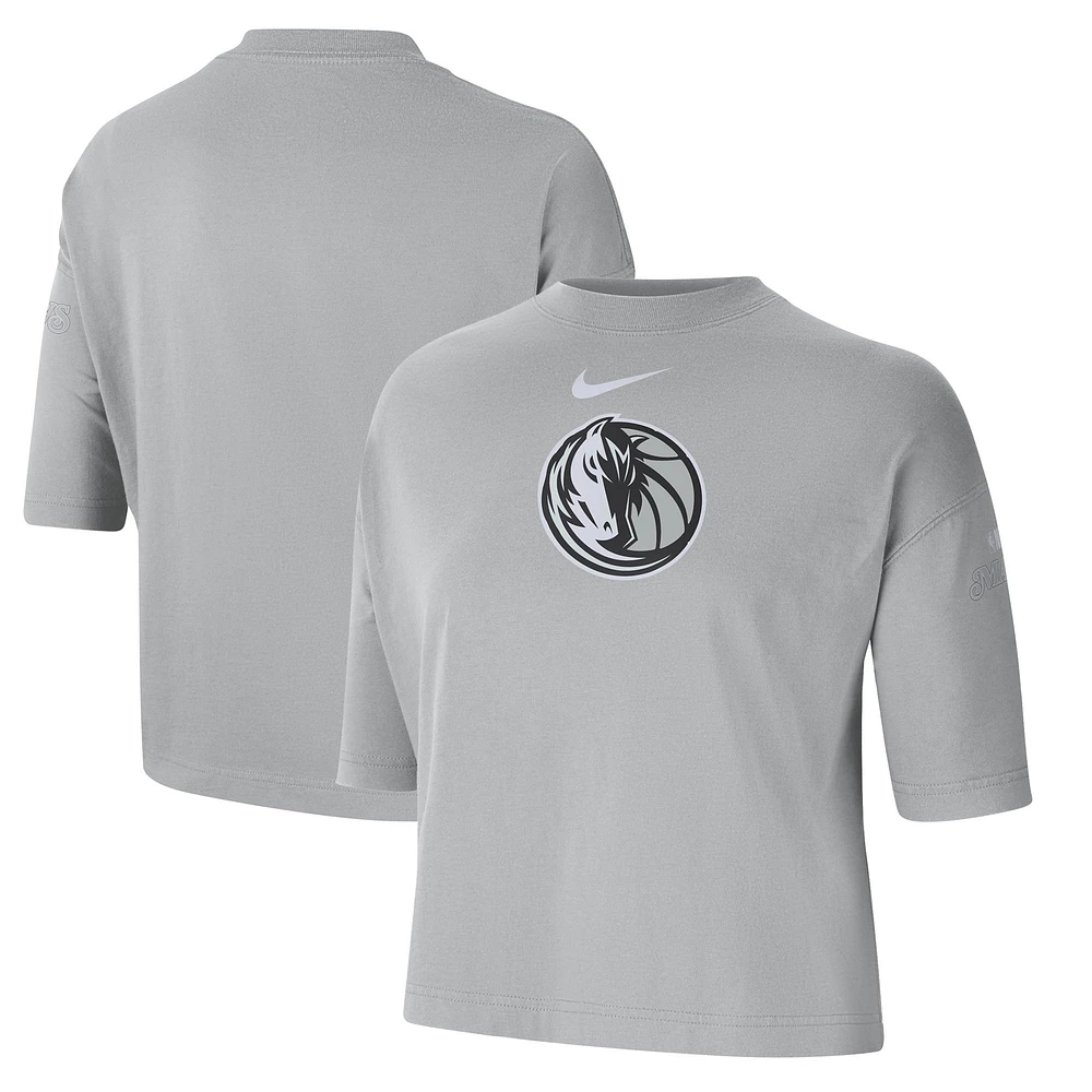 T-shirt Nike Silver Dallas Mavericks 2024/25 City Edition Courtside Boxy pour femme