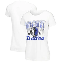 T-shirt blanc Stadium Essentials pour femmes Dallas Mavericks Sky High