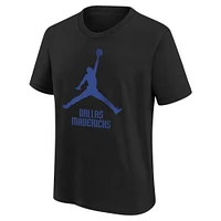 T-shirt Jordan Brand noir Dallas Mavericks Essential Jumpman avec logo pour jeune