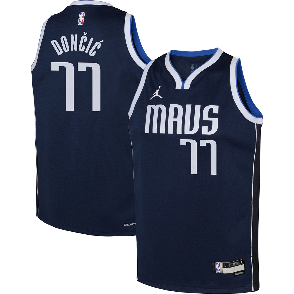 Maillot Jordan Brand Luka Doncic bleu marine Dallas Mavericks Swingman pour jeunes - Édition Statement