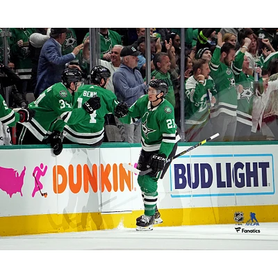 Jason Robertson, joueur non signé des Dallas Stars, célèbre son but avec ses coéquipiers
