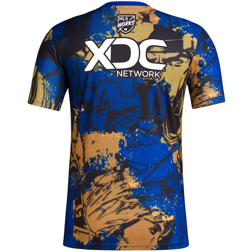 Haut d'avant-match adidas Royal D.C. United 2023 MLS Works Kick Childhood Cancer x Marvel pour homme