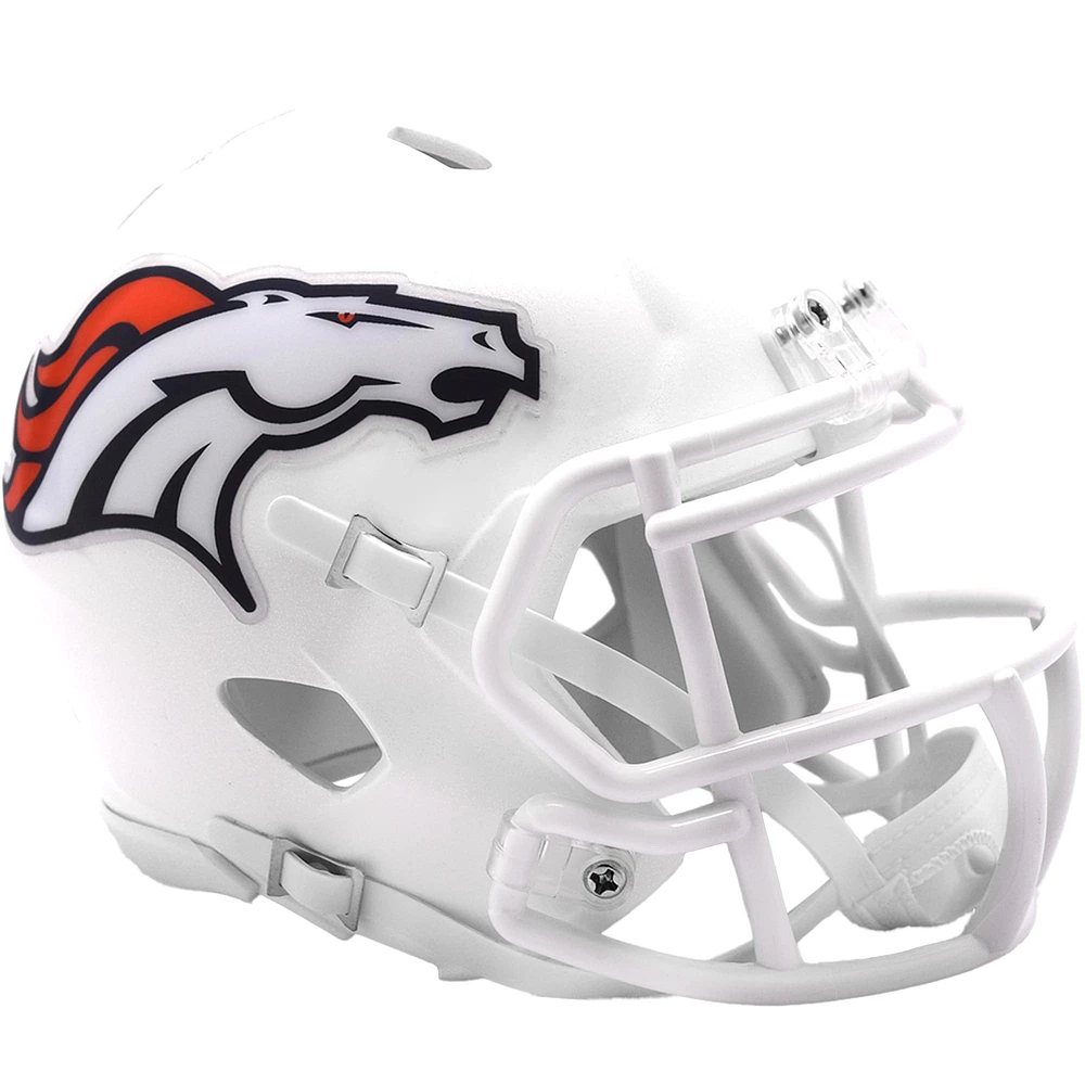 Casque de vitesse alternatif Riddell 2024 des Denver Broncos sur le terrain