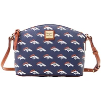 Dooney & Bourke Denver Broncos Signature Suki Crossbody avec poignet moyen