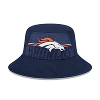 Chapeau bob extensible New Era Denver Broncos 2023 NFL Training Camp pour homme, bleu marine