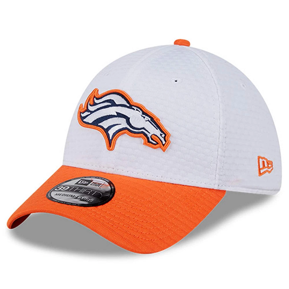 Casquette flexible 39THIRTY New Era pour hommes, Denver Broncos 2024 NFL Training Camp, blanc/orange