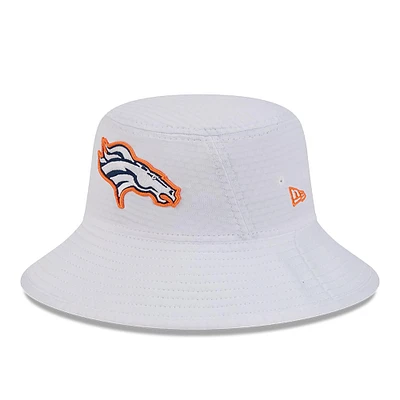 Chapeau bob extensible New Era pour hommes, Denver Broncos 2024 NFL Training Camp, blanc