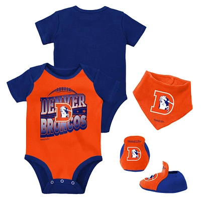 Nouveau-né et nourrisson Mitchell & Ness Orange/Royal Denver Broncos Throwback Big Score Ensemble body, bavoir chaussons