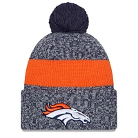 Bonnet en tricot à revers Sideline Denver Broncos 2023 New Era bleu marine pour jeune avec pompon