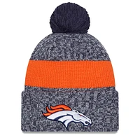 Bonnet en tricot à revers Sideline Denver Broncos 2023 New Era bleu marine pour jeune avec pompon