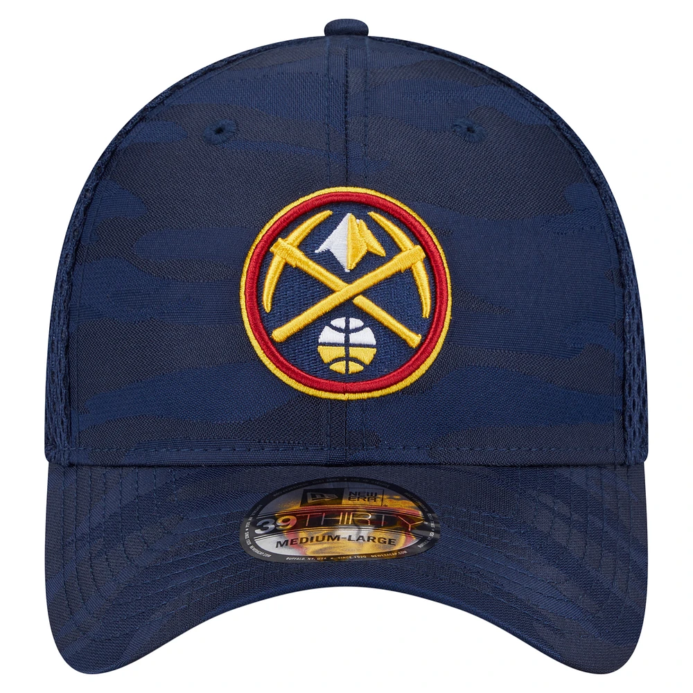 Casquette 39THIRTY Flex bleu marine Denver Nuggets Subtle Camo de New Era pour homme