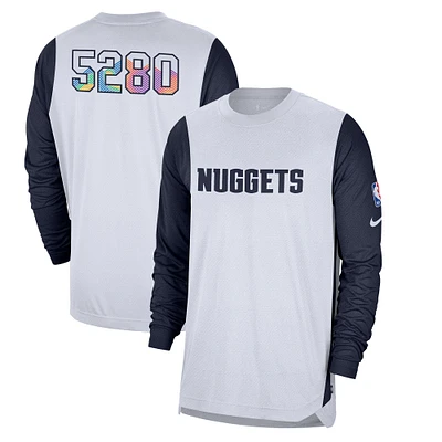 T-shirt de tir à manches longues Nike Denver Nuggets 2024/25 City Edition Authentic Pregame Performance pour homme Blanc