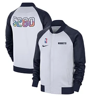 Veste Nike blanche Denver Nuggets 2024/25 City Edition Authentic Showtime Performance entièrement zippée pour homme