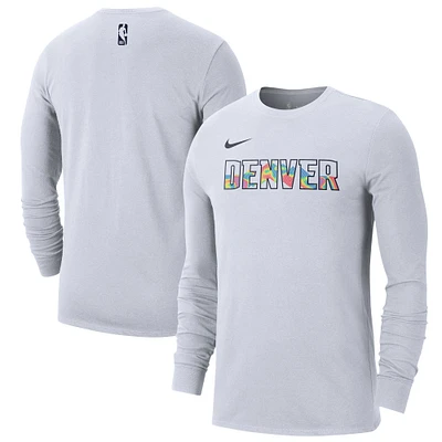 T-shirt à manches longues Nike Denver Nuggets 2024/25 City Edition Essential Logo pour homme Blanc