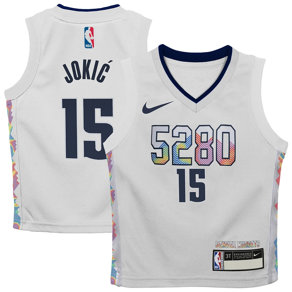 Maillot de joueur Nike Nikola Jokic pour enfant d'âge préscolaire, blanc, Denver Nuggets 2024/25 Swingman - Édition City