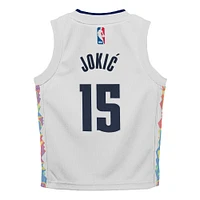 Maillot de joueur Nike Nikola Jokic pour enfant d'âge préscolaire, blanc, Denver Nuggets 2024/25 Swingman - Édition City