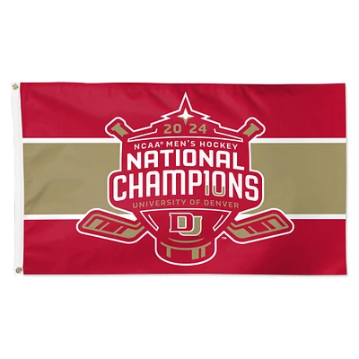 WinCraft Denver Pioneers 2024 NCAA Champions nationaux de hockey sur glace masculin 3' x 5' Drapeau de luxe unilatéral