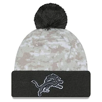 Bonnet en tricot à revers avec pompon et motif camouflage numérique Detroit Lions 2024 Salute To Service New Era blanc/graphite pour homme