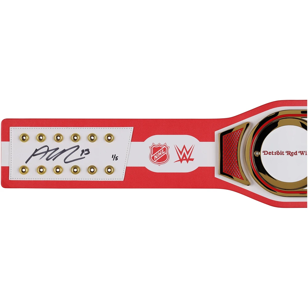 Ceinture de titre WWE Legacy autographiée par Alex DeBrincat Detroit Red Wings avec inscription « Lets Go Red Wings