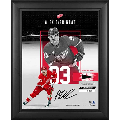 Collage encadré de 11" x 14" des Red Wings de Detroit, reproduction de la signature d'Alex DeBrincat, avec un morceau de rondelle utilisée lors du match - Édition limitée à 250 exemplaires