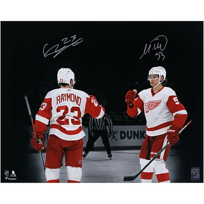 Photographie de célébration de but signée par Lucas Raymond et Moritz Seider des Red Wings de Detroit, 16" x 20"
