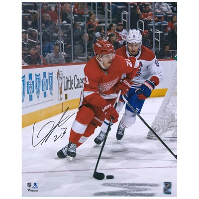 Maillot rouge autographié de 16" x 20" de Lucas Raymond des Red Wings de Detroit avec photo de la rondelle