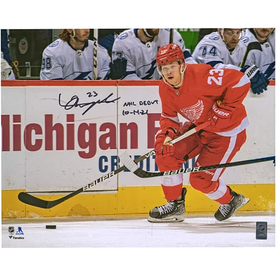 Photographie de patinage autographiée de 16'' x 20'' de Lucas Raymond des Red Wings de Detroit avec l'inscription « NHL Debut 10-14-21 »
