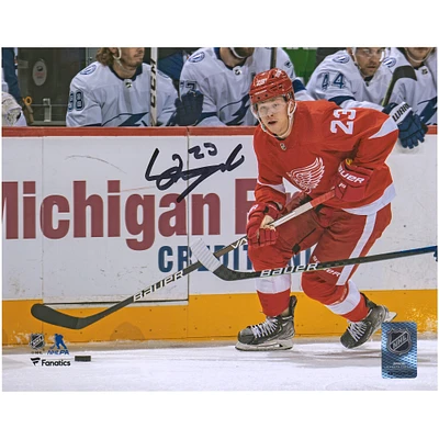 Photo autographiée de 8'' x 10'' de Lucas Raymond pour ses débuts en patinage dans la LNH avec les Red Wings de Detroit