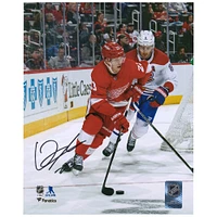 Maillot rouge autographié de 8" x 10" de Lucas Raymond des Red Wings de Detroit avec photo de la rondelle