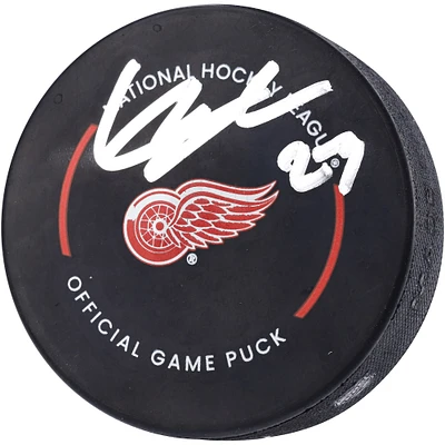 Rondelle de match officielle autographiée par Lucas Raymond des Red Wings de Détroit