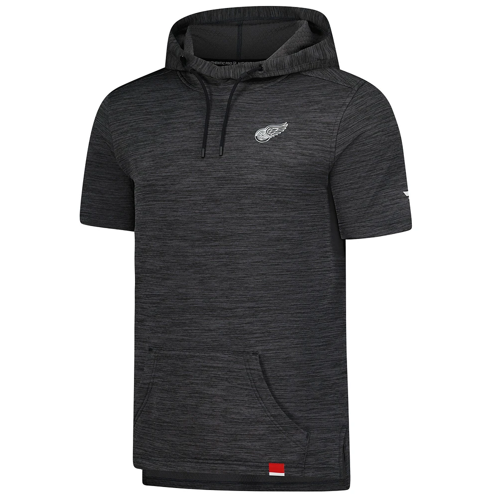 Sweat à capuche manches courtes Fanatics Heather Charcoal Detroit Red Wings Authentic Pro pour homme
