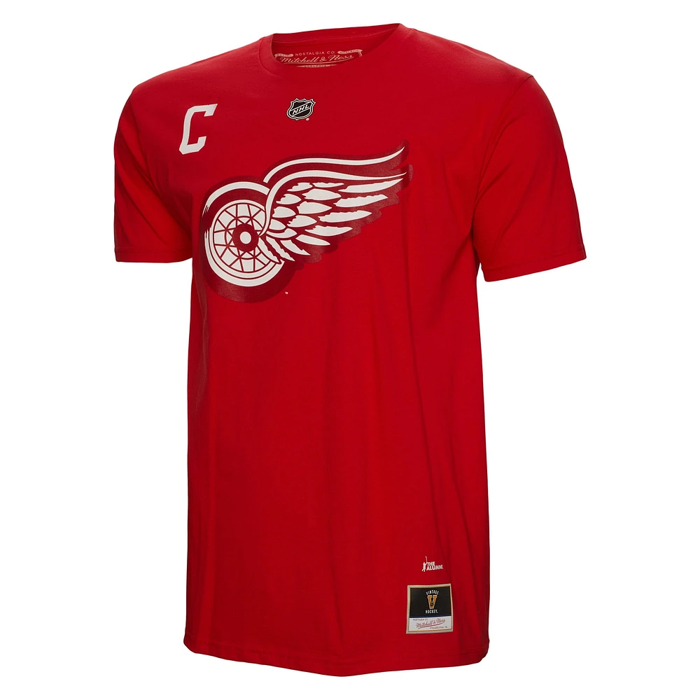 Mitchell & Ness Gordie Howe Red Detroit Wings Captain Patch Nom et numéro T-shirt pour hommes