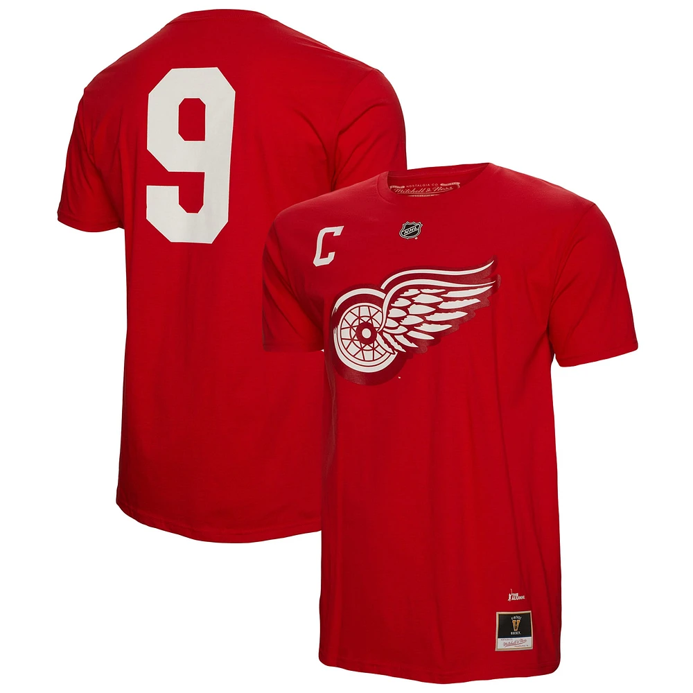 Mitchell & Ness Gordie Howe Red Detroit Wings Captain Patch Nom et numéro T-shirt pour hommes