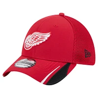 Men's New Era  Red Detroit Wings Linear Featherweight 39THIRTY Flex Hat