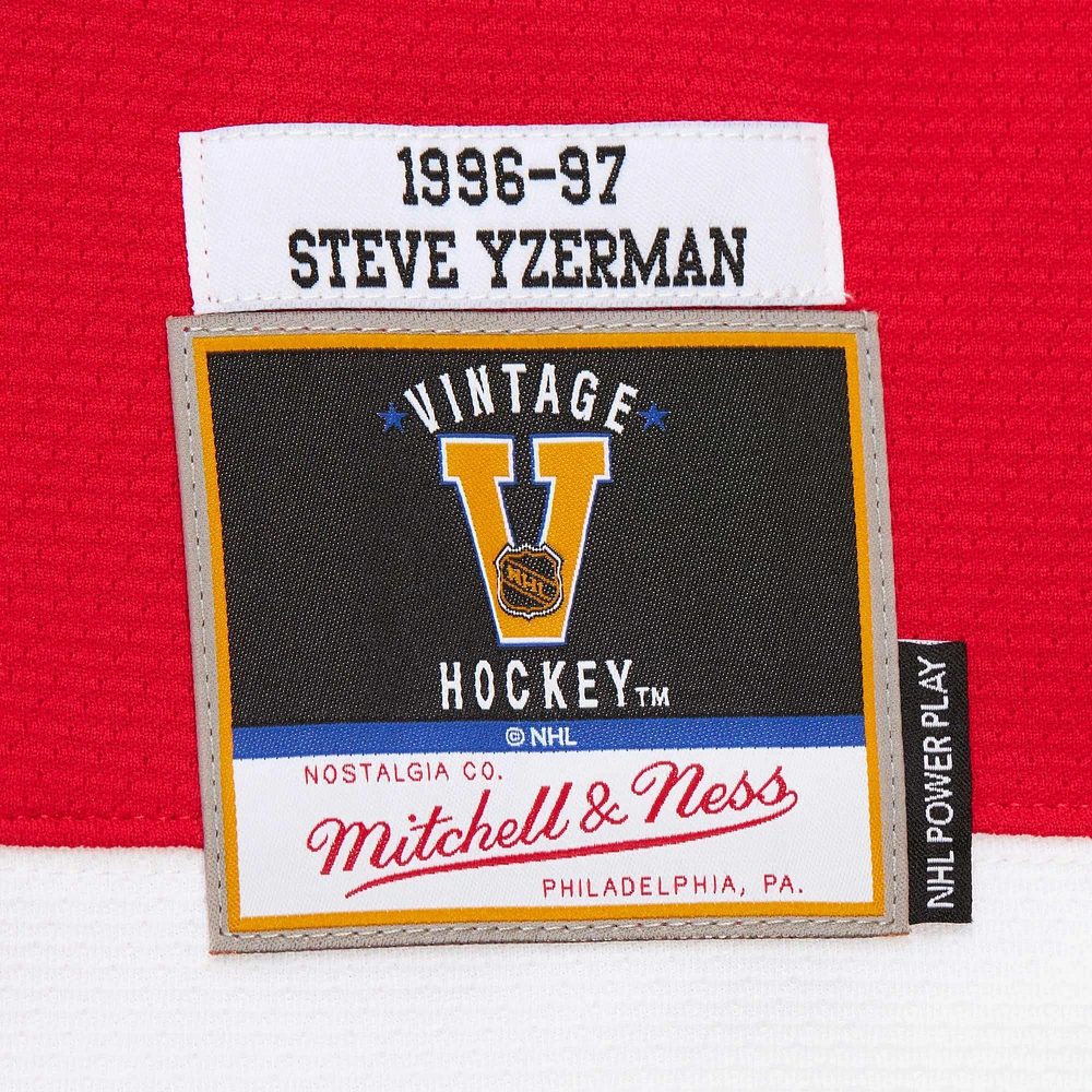 Maillot de jeu puissance Steve Yzerman Scarlet Detroit Red Wings 1996-97 pour homme