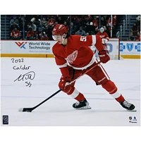 Maillot rouge autographié 16'' x 20'' de Moritz Seider des Red Wings de Detroit, vainqueur du trophée Calder 2022, avec une photo de la rondelle et l'inscription « 2022 Calder »