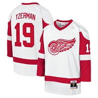 Maillot de joueur ligne bleue Mitchell & Ness Steve Yzerman blanc des Red Wings Detroit 1983-84 pour jeunes