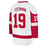 Maillot de joueur ligne bleue Mitchell & Ness Steve Yzerman blanc des Red Wings Detroit 1983-84 pour jeunes