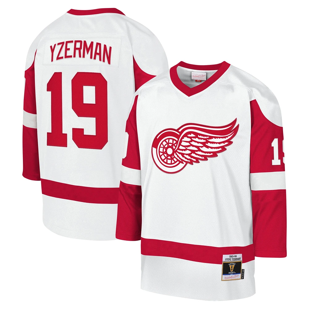 Maillot de joueur ligne bleue Mitchell & Ness Steve Yzerman blanc des Red Wings Detroit 1983-84 pour jeunes